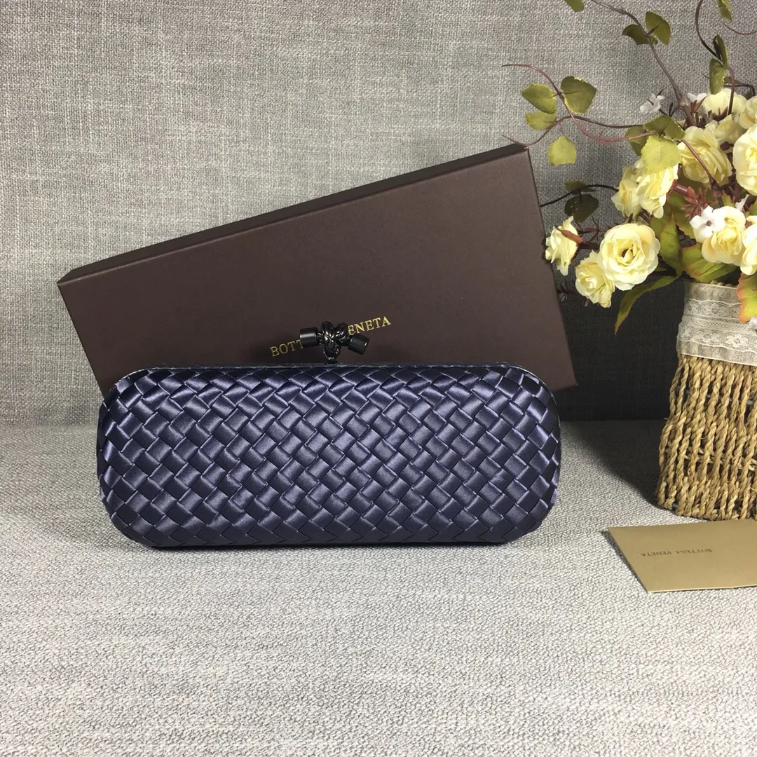 8651 Large Classic Dinner Bag ~~~Snake leather with ribbon ~~~Dense and slippery, not easy to fluff, can hold iPhones of all sizes! Size: 25cm*9.5cm*4cm